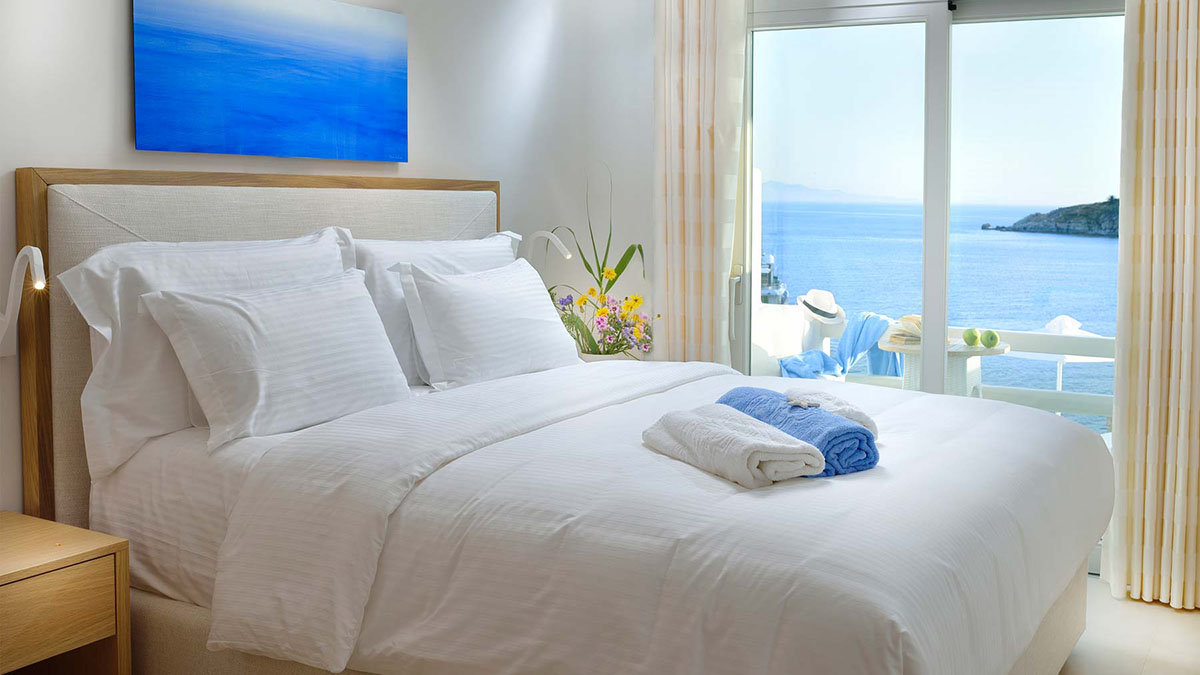 Elegant Suite with Modern Designed Bathtub inside the room